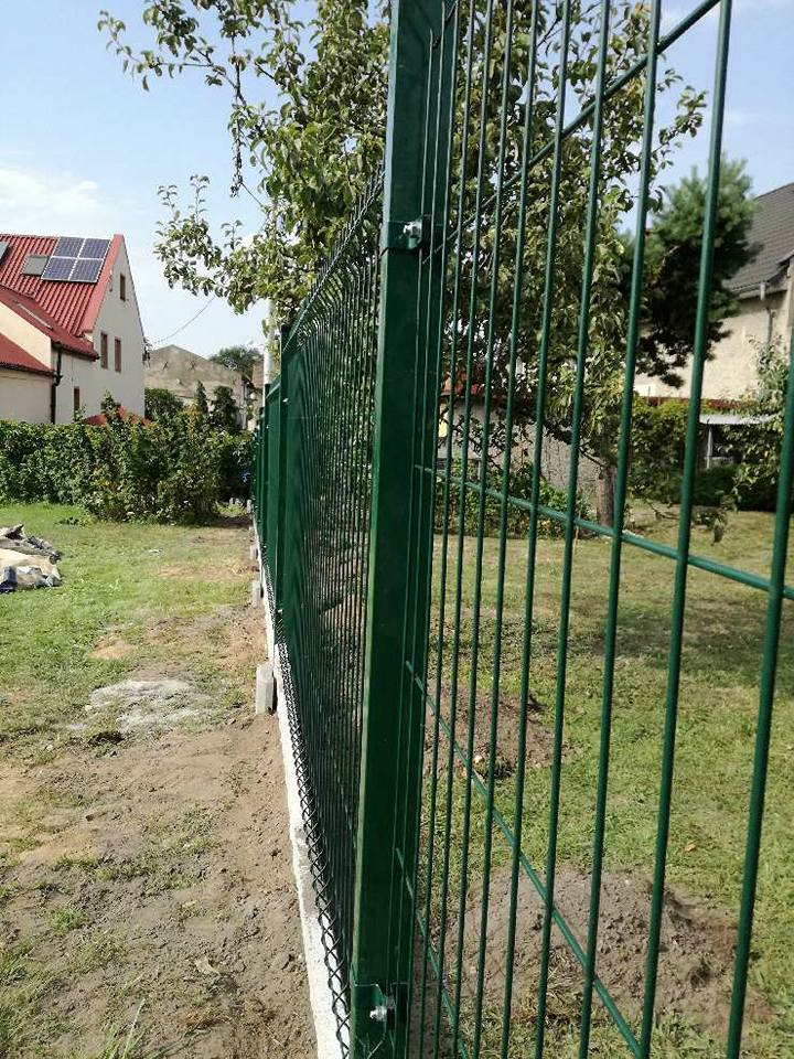 Zielone panele ogrodzeniowe z betonową podmurówką