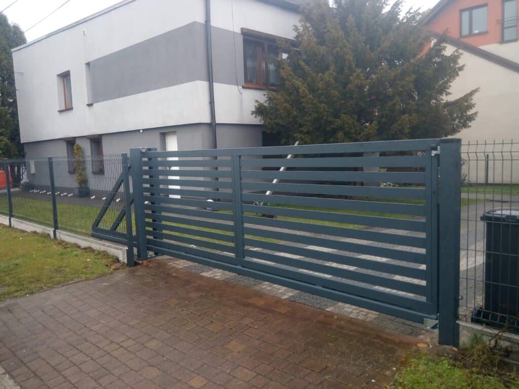 brama przesuwna stalowa Śląsk – produkcja i spawanie QubeFence