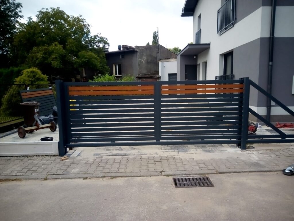 nowoczesne ogrodzenia z bramą – kontakt QubeFence Śląsk