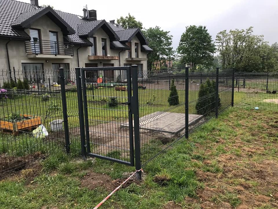 Rozciągnięta linka wyznaczająca linię przyszłego ogrodzenia