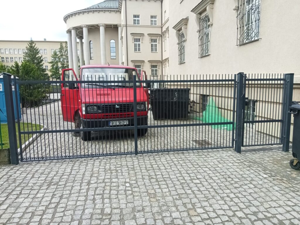 Dwuskrzydłowa brama stalowa z pionowymi przęsłami – realizacja QubeFence