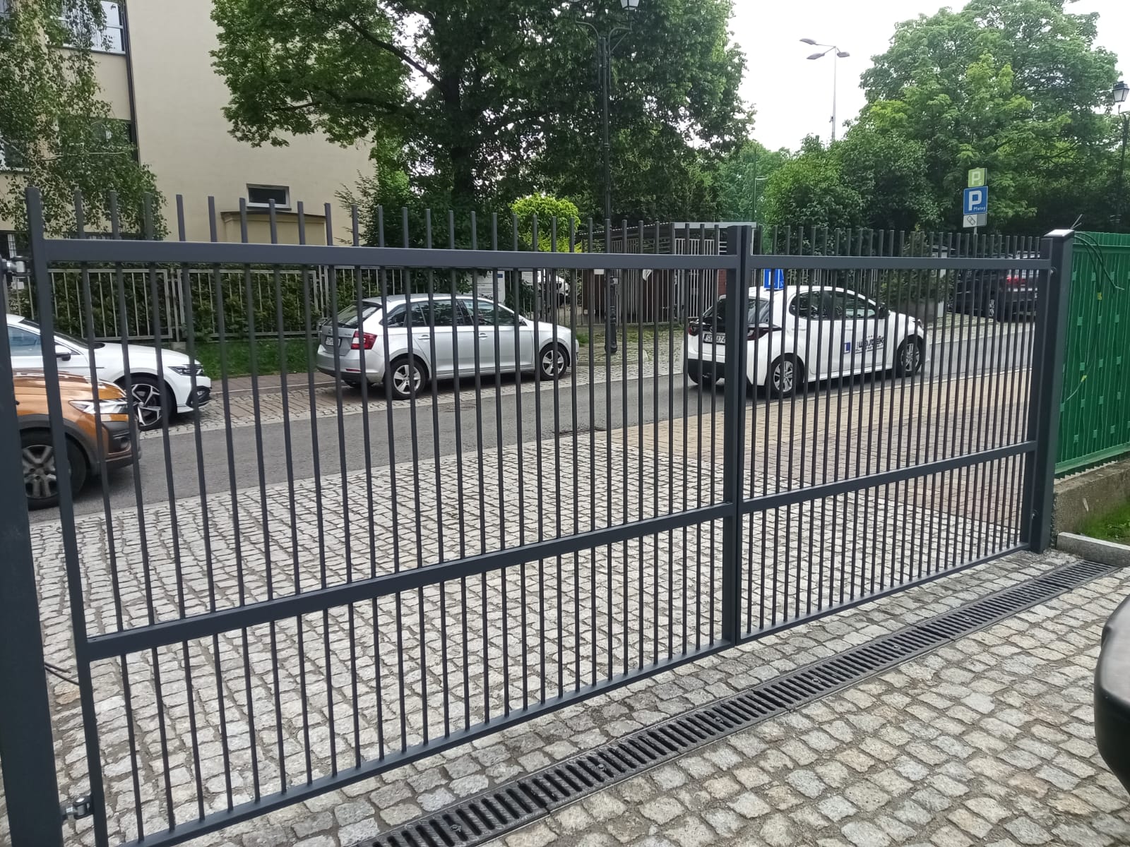 Stalowe ogrodzenie z bramą dwuskrzydłową – realizacja QubeFence na Śląsku
