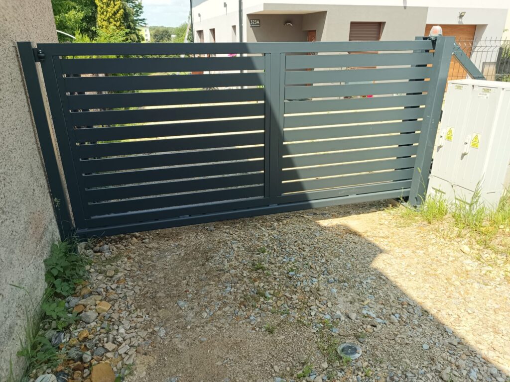 Nowoczesna aluminiowa brama przesuwna w zabudowie jednorodzinnej – Śląsk