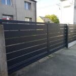 ogrodzenia aluminiowe Śląsk – front posesji, montaż QubeFence, profile poziome