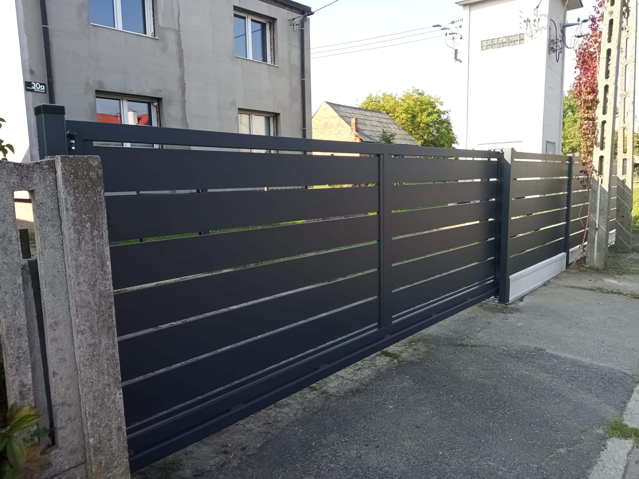 ogrodzenia aluminiowe Śląsk – front posesji, montaż QubeFence, profile poziome