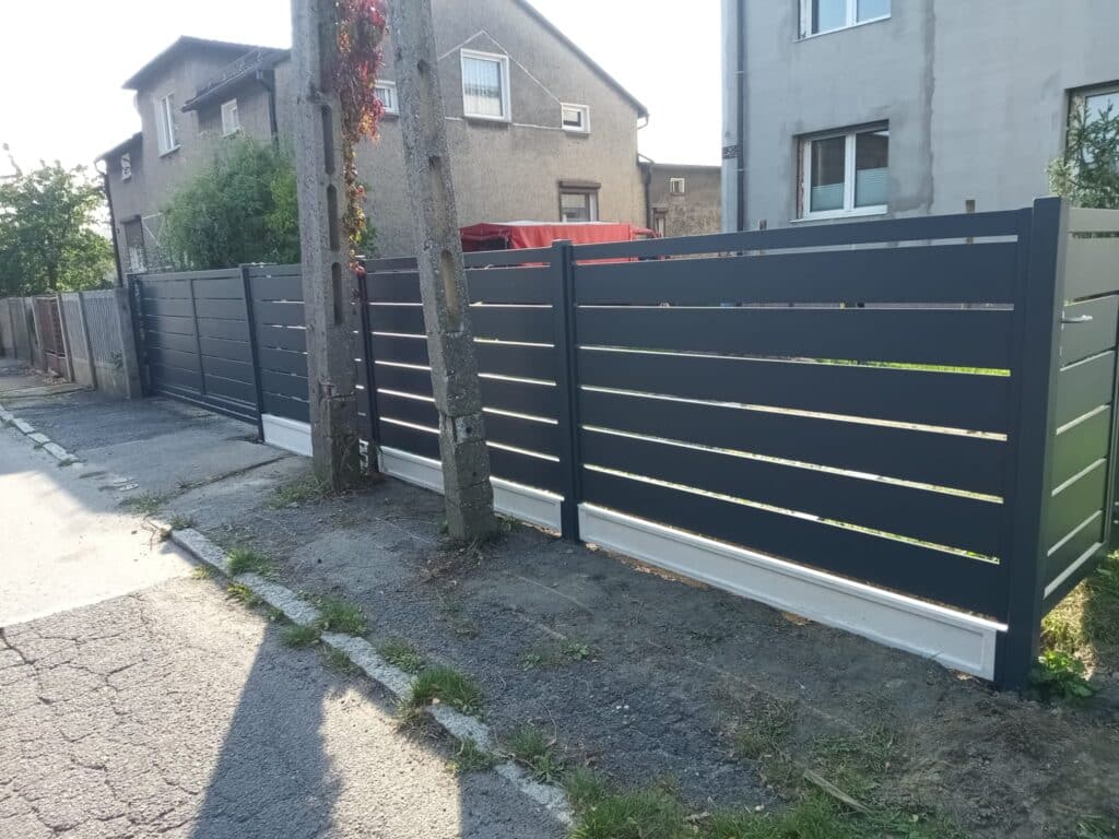 ogrodzenie aluminiowe antracytowe QubeFence – montaż na Śląsku
