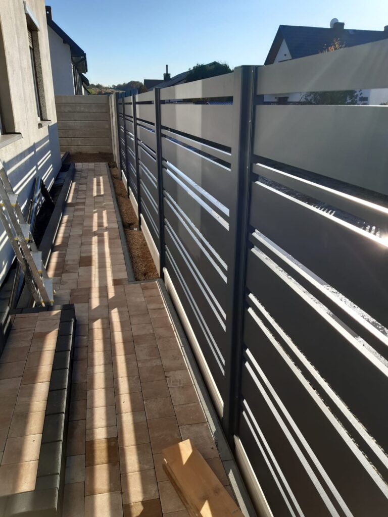 ogrodzenia aluminiowe Śląsk – aluminium z podmurówką prefabrykowaną QubeFence