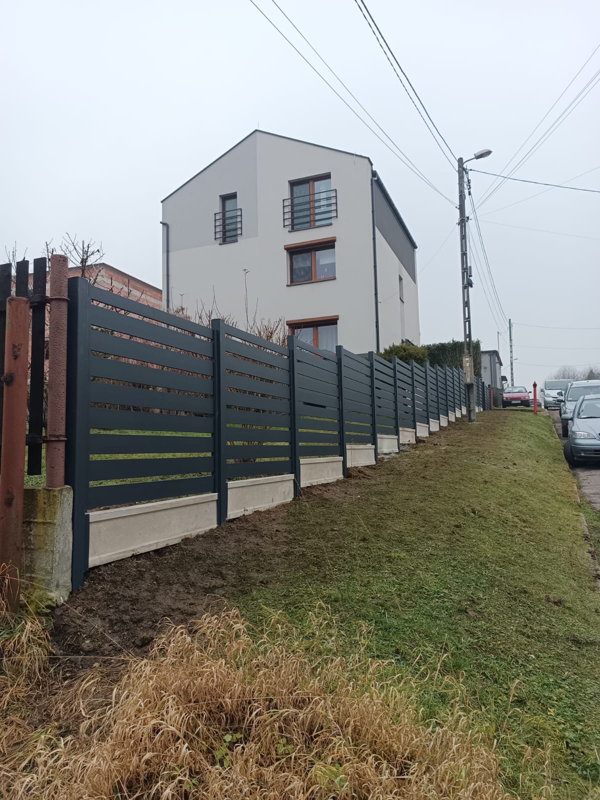 ogrodzenie aluminiowe z podmurówką qubefence